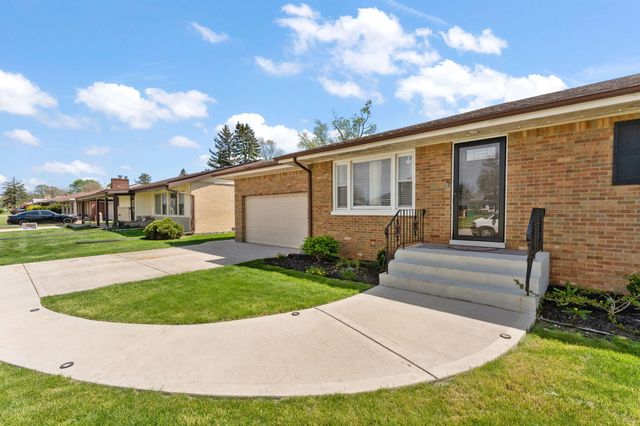 525 W 56th Place, Merrillville, IN 46410