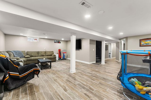 525 W 56th Place, Merrillville, IN 46410