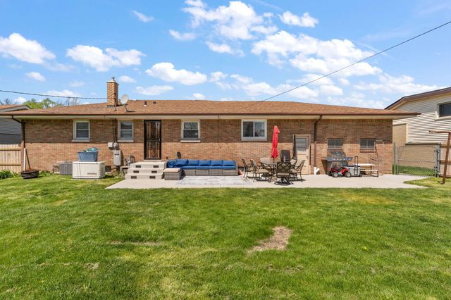 525 W 56th Place, Merrillville, IN 46410