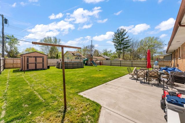 525 W 56th Place, Merrillville, IN 46410