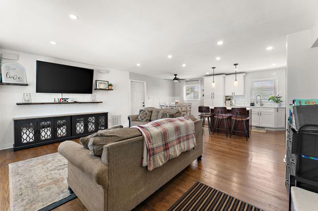 525 W 56th Place, Merrillville, IN 46410