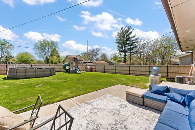 525 W 56th Place, Merrillville, IN 46410