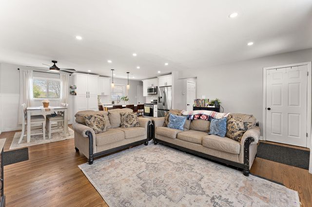 525 W 56th Place, Merrillville, IN 46410