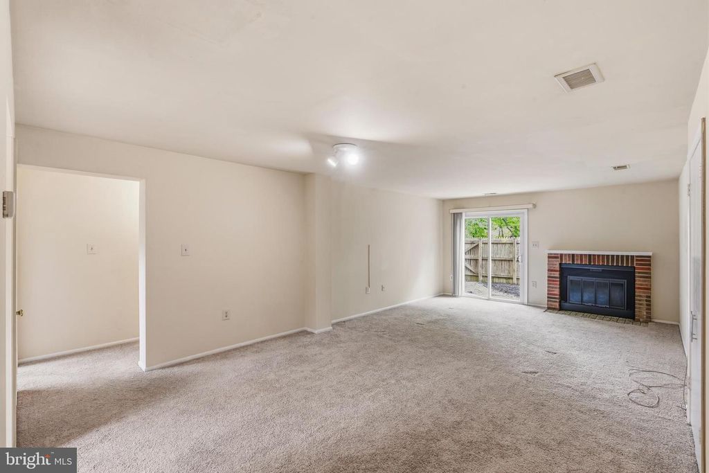 Image 10 of property listing at 14947 CHERRYWOOD DR #4I, Laurel, MD 20707