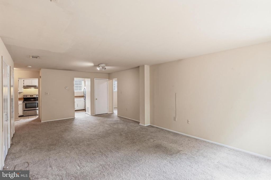 Image 14 of property listing at 14947 CHERRYWOOD DR #4I, Laurel, MD 20707
