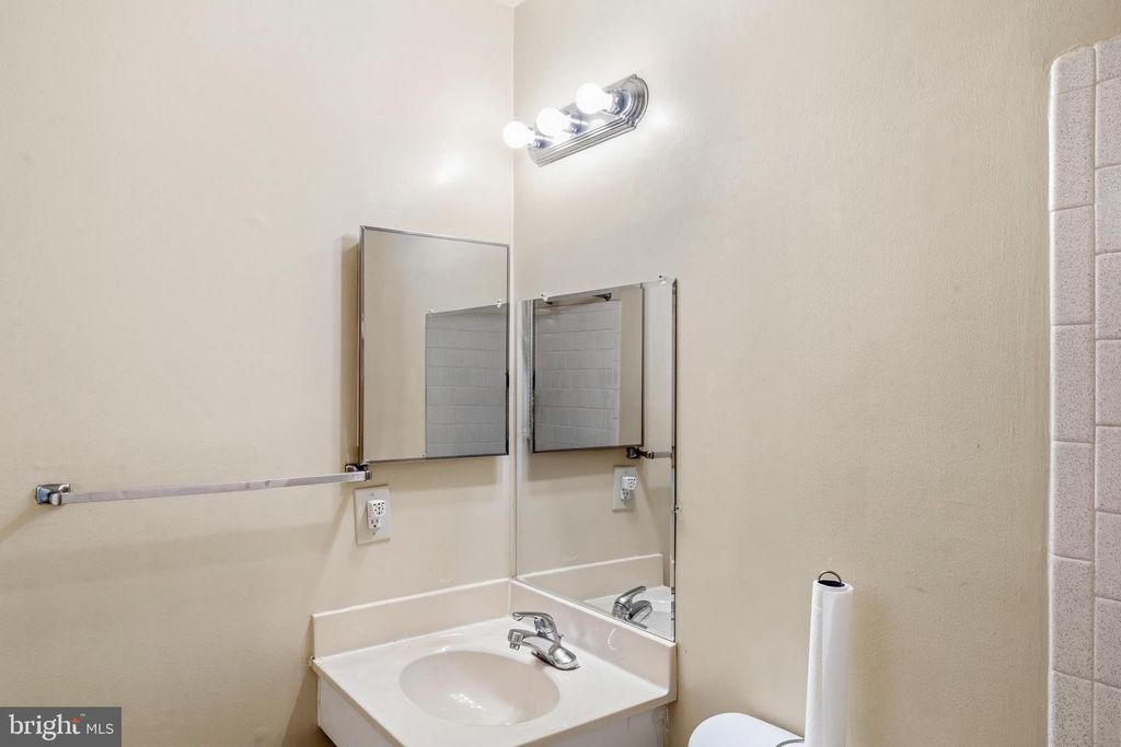 Image 19 of property listing at 14947 CHERRYWOOD DR #4I, Laurel, MD 20707