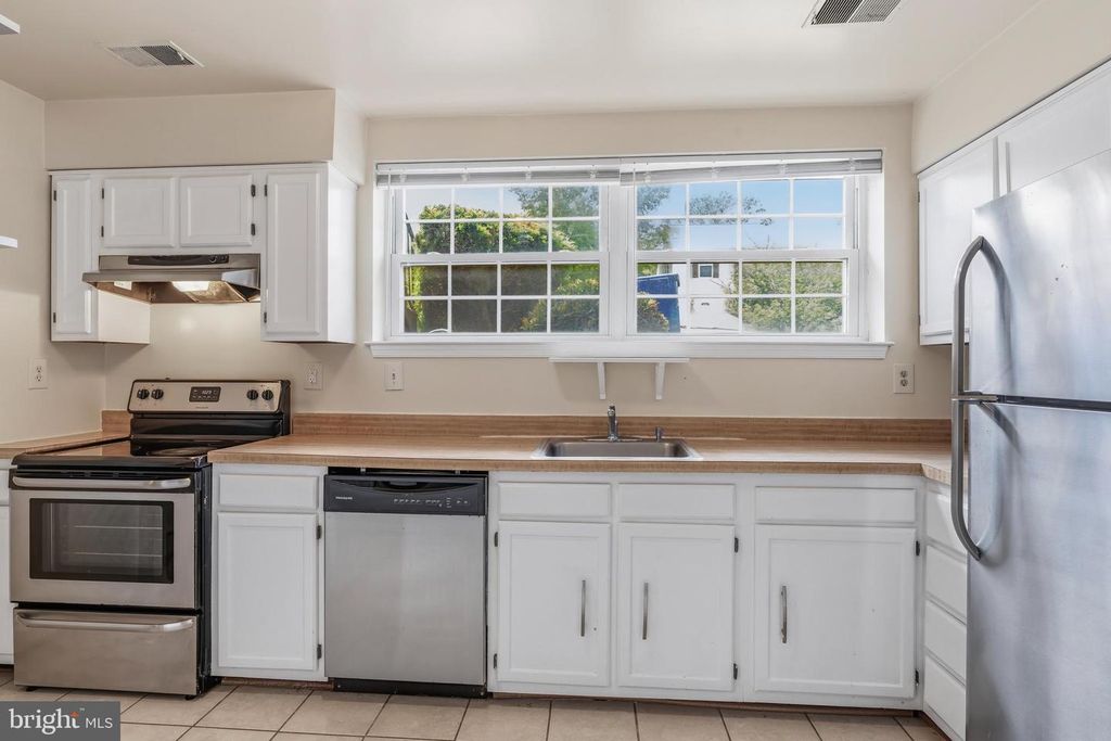 Image 4 of property listing at 14947 CHERRYWOOD DR #4I, Laurel, MD 20707