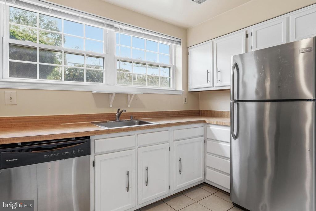 Image 5 of property listing at 14947 CHERRYWOOD DR #4I, Laurel, MD 20707