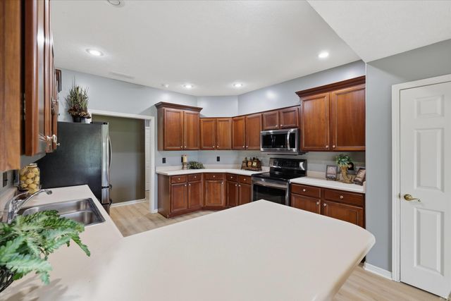 8721 Clear Creek Drive, Evansville, IN 47711