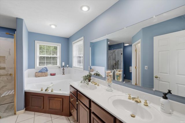 8721 Clear Creek Drive, Evansville, IN 47711