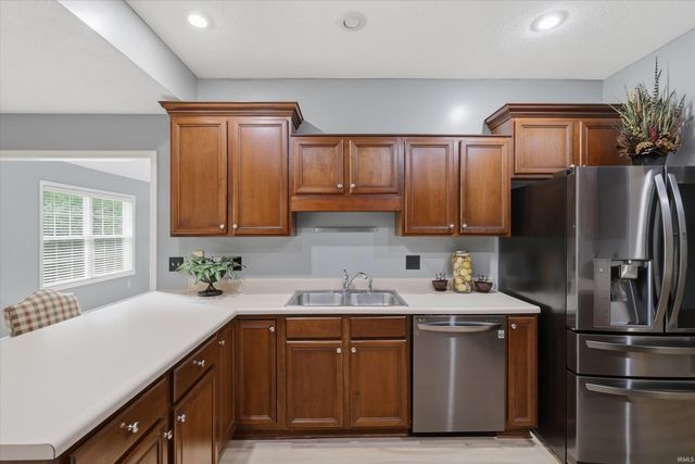 8721 Clear Creek Drive, Evansville, IN 47711