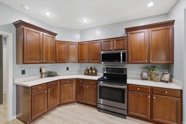 8721 Clear Creek Drive, Evansville, IN 47711