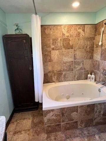 530 Taneycomo Hill Drive, Hollister, MO 65672