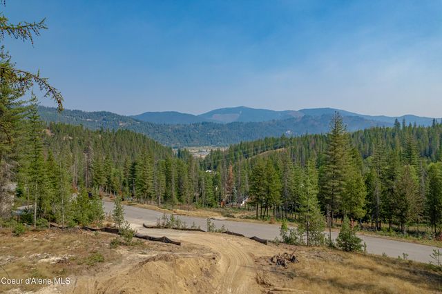 107 Blazing Saddle Ct, Pinehurst, ID 83850