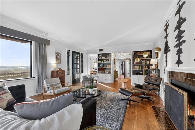 3718 N Briarcliff Road, Kansas City, MO 64116