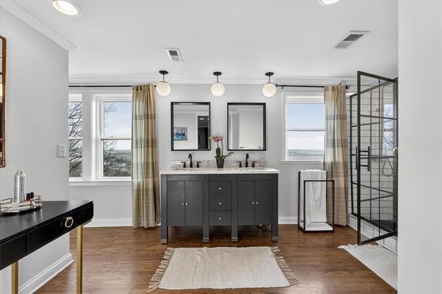 3718 N Briarcliff Road, Kansas City, MO 64116