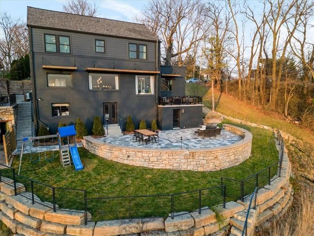 3718 N Briarcliff Road, Kansas City, MO 64116