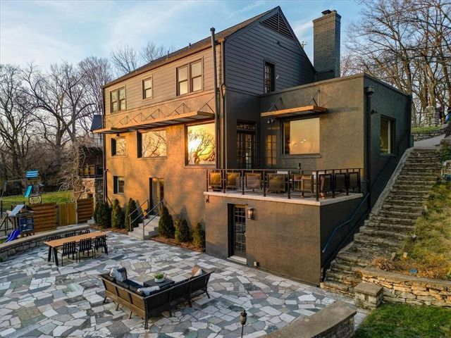 3718 N Briarcliff Road, Kansas City, MO 64116