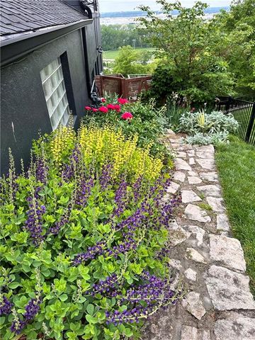 3718 N Briarcliff Road, Kansas City, MO 64116