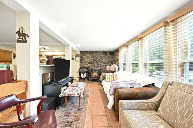 23 Westboro Rd, Upton, MA 01568