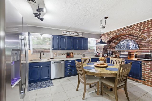 3902 Stillmeadow Drive, Bryan, TX 77802