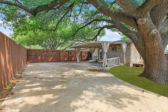 3902 Stillmeadow Drive, Bryan, TX 77802