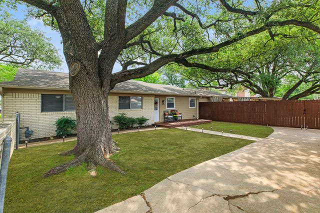 3902 Stillmeadow Drive, Bryan, TX 77802