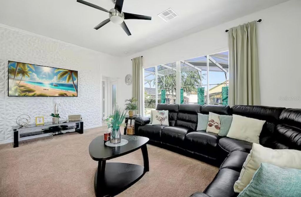 Image 6 of property listing at 559 CADIZ LOOP, Davenport, FL 33837