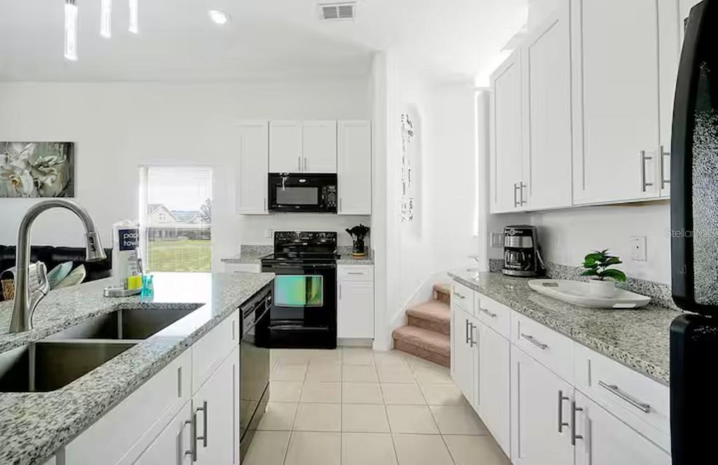 Image 9 of property listing at 559 CADIZ LOOP, Davenport, FL 33837