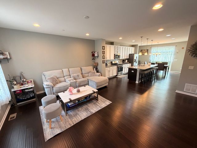2527 Huntleigh Lane, Woodridge, IL 60517