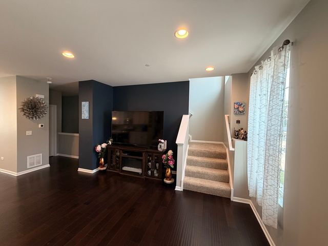 2527 Huntleigh Lane, Woodridge, IL 60517