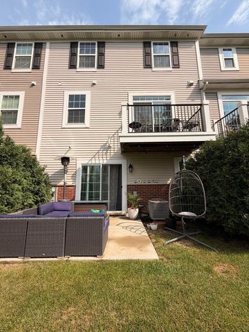 2527 Huntleigh Lane, Woodridge, IL 60517