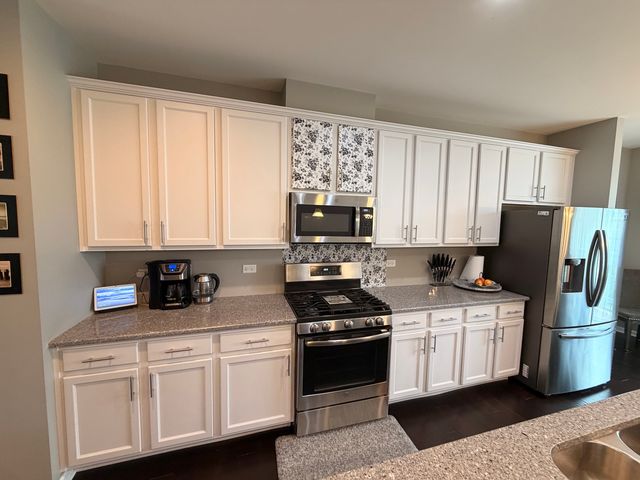 2527 Huntleigh Lane, Woodridge, IL 60517