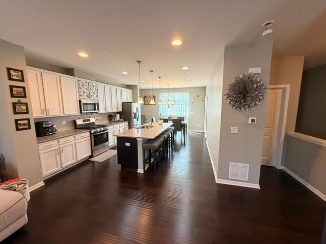 2527 Huntleigh Lane, Woodridge, IL 60517
