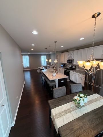 2527 Huntleigh Lane, Woodridge, IL 60517