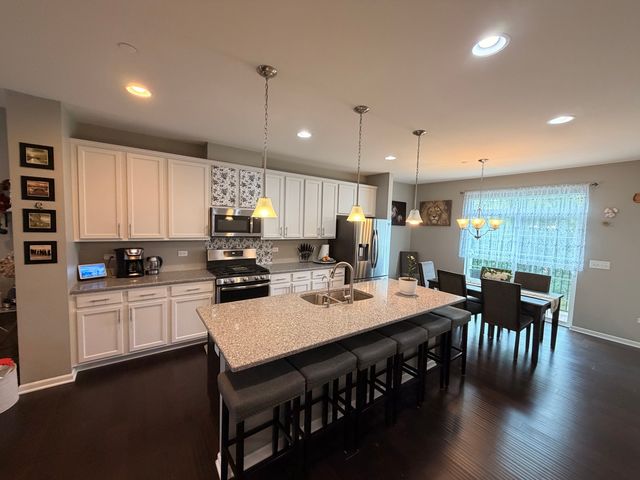 2527 Huntleigh Lane, Woodridge, IL 60517