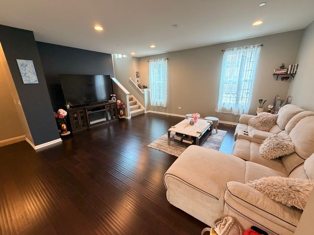 2527 Huntleigh Lane, Woodridge, IL 60517