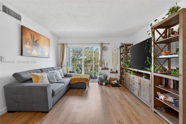 8950 NE 8th Ave 402, Miami, FL 33138