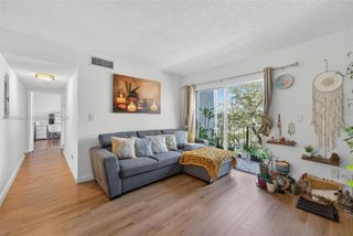 8950 NE 8th Ave 402, Miami, FL 33138