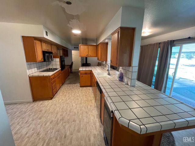 917 Cherry Hills Drive, Bakersfield, CA 93309