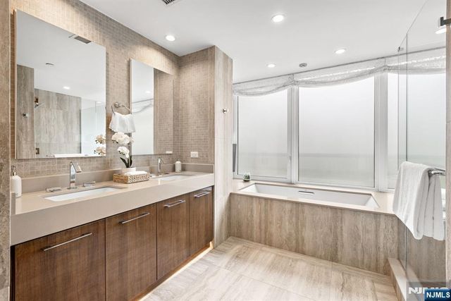1200 Avenue At Port Imperial 414, Weehawken, NJ 07086