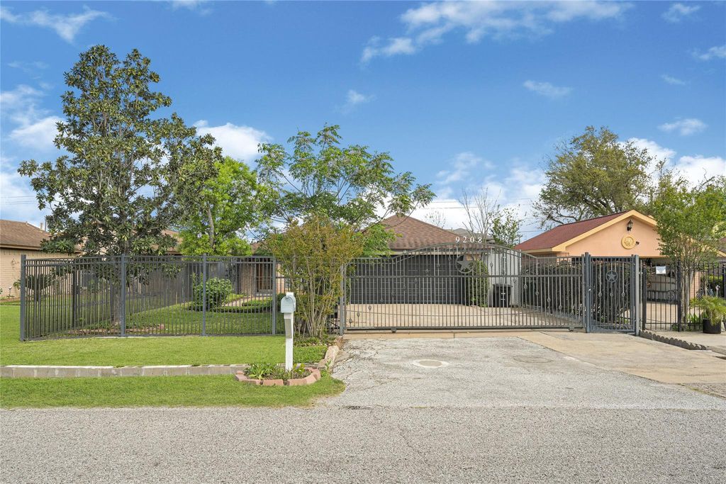 9208 Carousel Lane, Houston, TX 77080