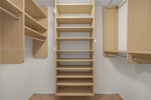 20500 W Country Club Dr 607, Aventura, FL 33180