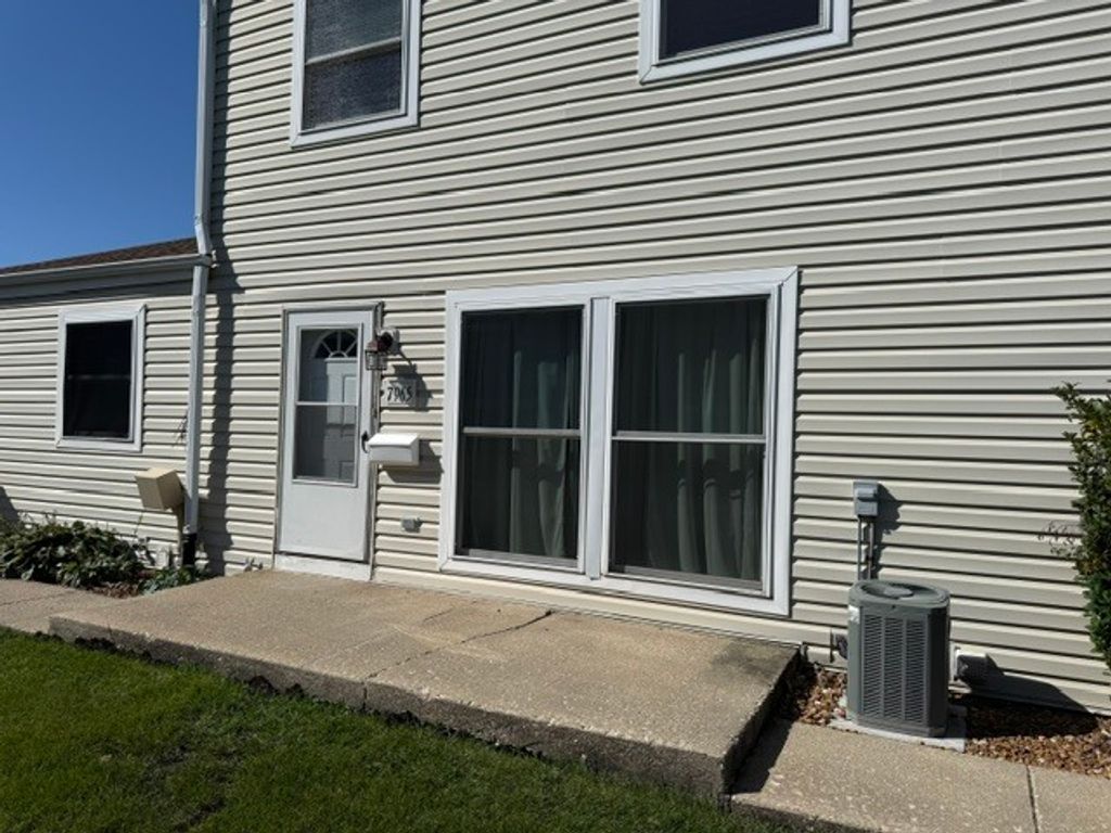 7965 164th Place 7965, Tinley Park, IL 60477
