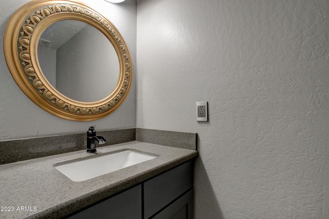 2215 W AUGUSTA Avenue 104, Phoenix, AZ 85021