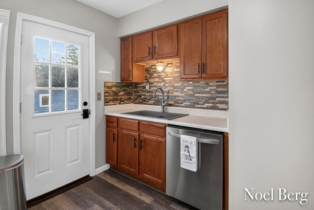 3474 Mccracken Street, Norton Shores City, MI 49441