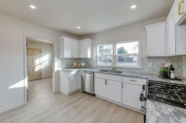 5561 E Indianapolis Avenue, Fresno, CA 93727