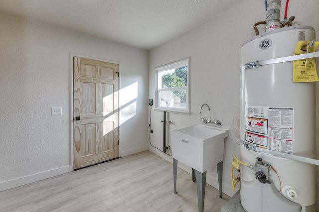 5561 E Indianapolis Avenue, Fresno, CA 93727