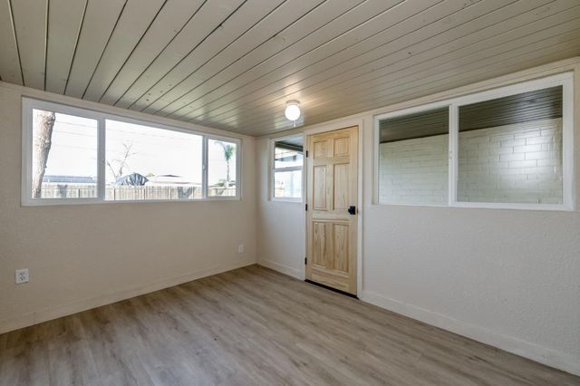 5561 E Indianapolis Avenue, Fresno, CA 93727