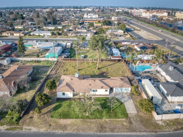 5561 E Indianapolis Avenue, Fresno, CA 93727